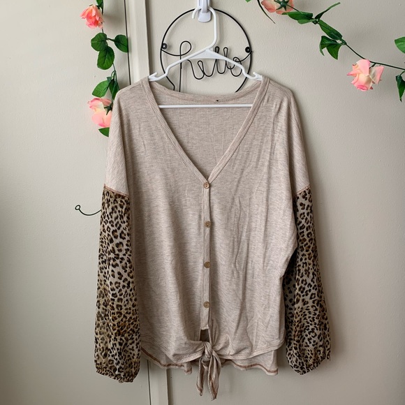 Tops - Cheetah print sleeve top